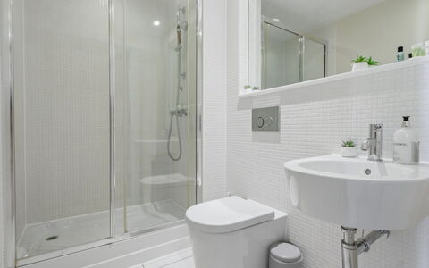 Indescon Studio: Badkamer, Loodgieterswerkinrichting, Interieur Ontwerp, Flooring, Verdieping, Wastafel, Wastafel In De Badkamer, Toilet, Kraan, Loodgieter