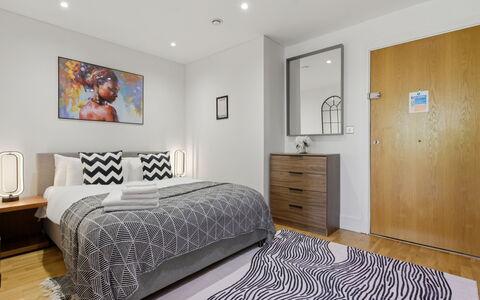 Indescon Studio: Bed, Meubilair, Interieur Ontwerp, Slaapkamer, Bedding, Laken, Flooring, Verdieping, Hout, Linens
