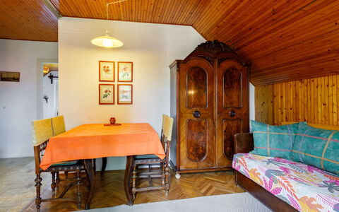 Schilf: Eigendom, Meubilair, Comfort, Hout, Bed Frame, Fotolijst, Tafel, Verdieping, Lade, Muur