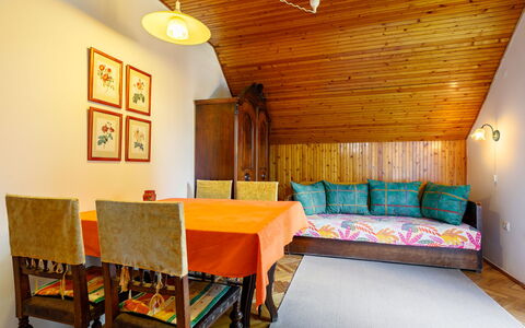Schilf: Meubilair, Eigendom, Verlichting, Interieur Ontwerp, Comfort, Tafel, Hout, Muur, Verdieping, Gebouw
