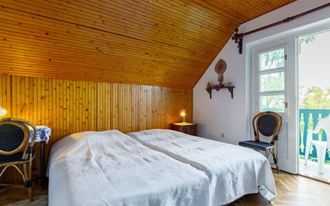 Schilf: Gebouw, Eigendom, Meubilair, Comfort, Venster, Hout, Textiel, Bed Frame, Interieur Ontwerp, Geel