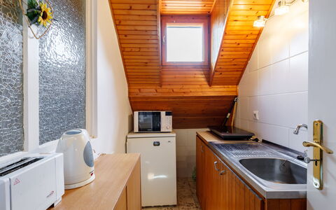 Schilf: Cabinetry, Gootsteen, Wastafel, Eigendom, Meubilair, Countertop, Gebouw, Venster, Hout, Keuken