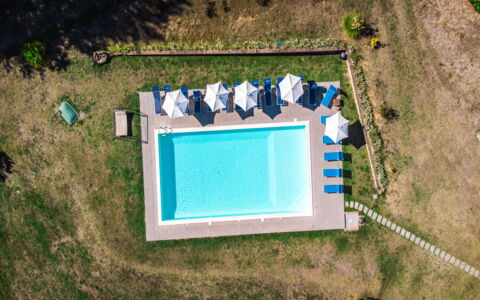 Villa Lugnano: Water, Fabriek, Zwembad, Venster, Azure, Rechthoek, Land Lot, Gras, Helling, Landschap