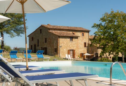 Villa Lugnano: Lucht, Eigendom, Water, Fabriek, Gebouw, Zwembad, Azure, Schaduw, Boom, Buitenmeubels