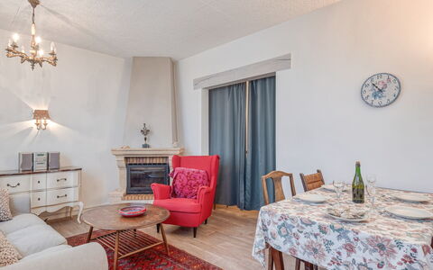 Maison Rose: Meubilair, Eigendom, Fotolijst, Tafel, Gebouw, Interieur Ontwerp, Hout, Decoratie, Stoel, Flooring