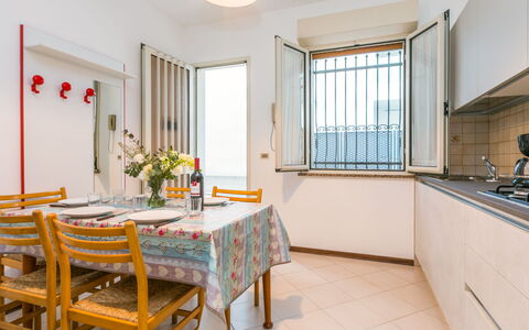 Lignano Sabbiadoro 655: Tafel, Eigendom, Gebouw, Lucht, Venster, Hout, Interieur Ontwerp, Wolk, Verlichting, Buitenmeubels