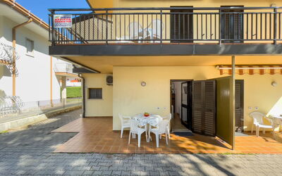 Lignano Sabbiadoro 657: Eigendom, Gebouw, Azure, Hout, Interieur Ontwerp, Schaduw, Architectuur, Stoel, Tafel, Lucht