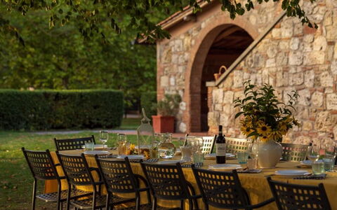 Palazzo Bello: Meubilair, Tafel, Buitenmeubels, Buitentafel, Stoel, Tuin, Restaurant, Schaduw, Keuken En Eettafel, Backyard