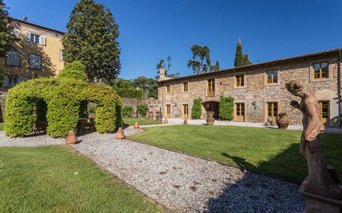 Villa Vaccoli: Fabriek, Lucht, Venster, Land Lot, Gebouw, Gras, Verblijf, Landschap, Facade, Boom