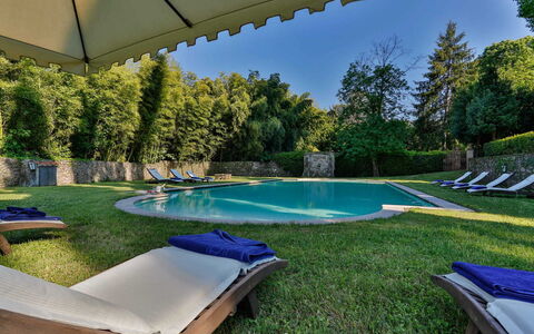 Villa Vaccoli: Water, Fabriek, Eigendom, Lucht, Zwembad, Azure, Schaduw, Buitenmeubels, Boom, Gras