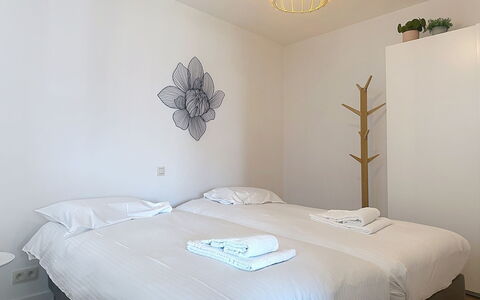 Miramar with Terrace: Muur, Interieur Ontwerp, Verdieping, Bed, Hout, Slaapkamer, Flooring, Bedding, Laken, Plafond