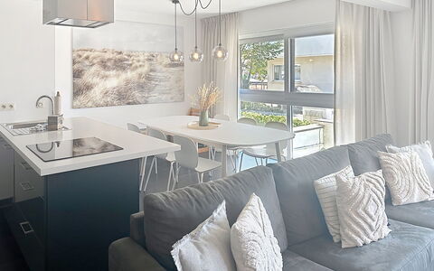 Miramar with Terrace: Meubilair, Interieur Ontwerp, Flooring, Muur, Verdieping, Plafond, Stoel, Tafel, Lichte Inrichting, Hout
