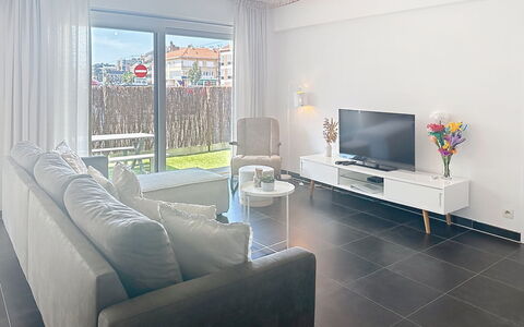 Miramar with Terrace: Meubilair, Interieur Ontwerp, Flooring, Plafond, Verdieping, Bankstel, Appartement, Woonkamer, Huis, Verlichting