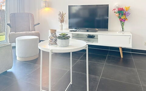 Miramar with Terrace: Meubilair, Interieur Ontwerp, Tafel, Flooring, Verdieping, Verlichting, Kamer, Huis, Woonkamer, Stoel