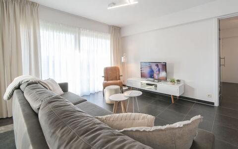 Miramar with Terrace: Eigendom, Gebouw, Meubilair, Tafel, Comfort, Bankstel, Interieur Ontwerp, Gordijn, Hout, Verdieping