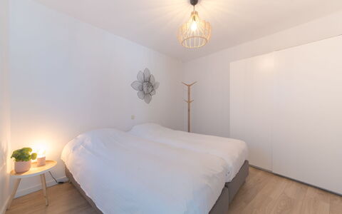 Miramar with Terrace: Comfort, Verlichting, Hout, Schaduw, Gebouw, Interieur Ontwerp, Huis, Lamp, Bed, Bed Frame