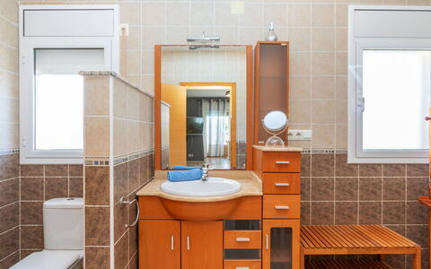 Villa Cantos: Wastafel In De Badkamer, Wastafel, Loodgieterswerkinrichting, Cabinetry, Muur, Flooring, Interieur Ontwerp, Badkamerkast, Badkamer, Verdieping