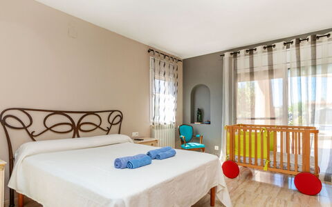 Villa Cantos: Interieur Ontwerp, Meubilair, Flooring, Verdieping, Slaapkamer, Hout, Bed, Plafond, Kamer, Verlichting