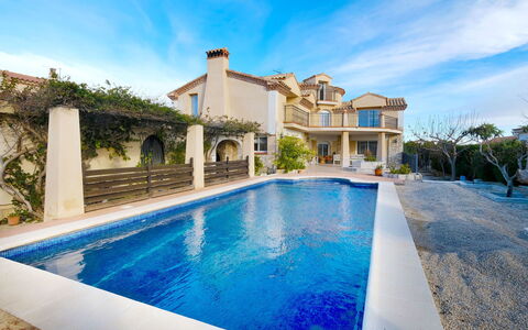 Villa Cantos: Water, Wolk, Lucht, Fabriek, Eigendom, Gebouw, Zwembad, Blauw, Natuur, Azure