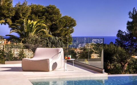 Villa Halcon al Mar: Water, Fabriek, Lucht, Blauw, Gebouw, Azure, Boom, Zwembad, Schaduw, Buitenmeubels