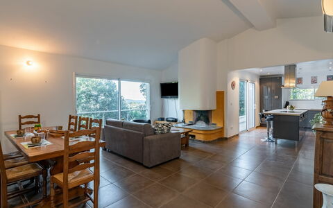 Villa Boccajo: Tafel, Meubilair, Hout, Woonkamer, Flooring, Verdieping, Gebouw, Venster, Bankstel, Onroerend Goed