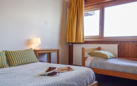 Tignes 220: Meubilair, Eigendom, Comfort, Venster, Gebouw, Azure, Bed Frame, Schaduw, Hout, Textiel