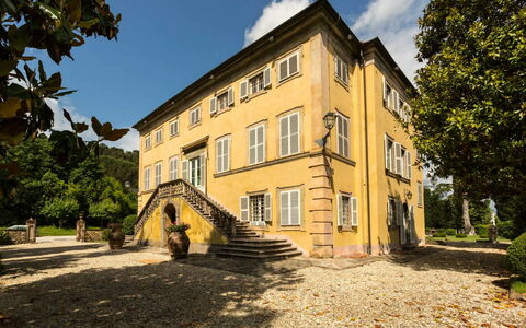 Villa Vorno: Lucht, Fabriek, Gebouw, Venster, Wolk, Boom, Zonlicht, Huis, Deur, Woongebied