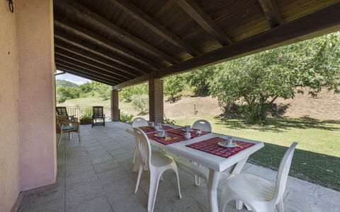 Villa Rosata: Fabriek, Tafel, Schaduw, Boom, Stoel, Hout, Buitenmeubels, Gebouw, Buitentafel, Vrije Tijd