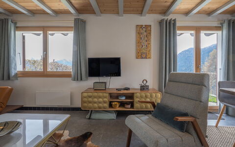 Phipalo: Meubilair, Venster, Tafel, Gebouw, Hout, Interieur Ontwerp, Schaduw, Flooring, Verdieping, Woonkamer