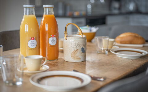 Phipalo: Tableware, Tafel, Voedsel, Drinkware, Dishware, Fles, Bord, Ingrediënt, Serveware