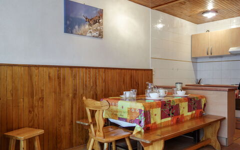 Tignes 245: Meubilair, Tafel, Gebouw, Hout, Fles, Interieur Ontwerp, Flooring, Verdieping, Cabinetry, Beits