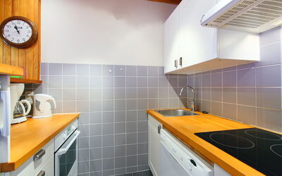 Le 2100 a et B (Lavachet) 245.9: Kamer, Eigendom, Geel, Tegel, Interieur Ontwerp, Oranje, Countertop, Wastafel, Huis, Keuken