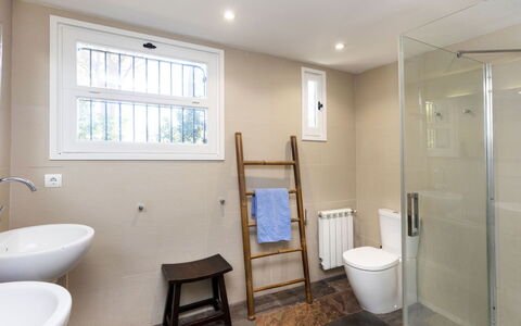 Casa Blue Art: Eigendom, Wastafel, Loodgieterswerkinrichting, Gebouw, Venster, Badkamer, Interieur Ontwerp, Verdieping, Muur