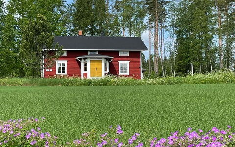 Myllylä: Bed, Meubilair, Slaapkamer, Interieur Ontwerp, Bedding, Laken, Flooring, Hout, Verdieping, Kamer