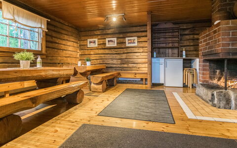 Myllylä: Bed, Meubilair, Slaapkamer, Interieur Ontwerp, Bedding, Laken, Flooring, Hout, Verdieping, Kamer