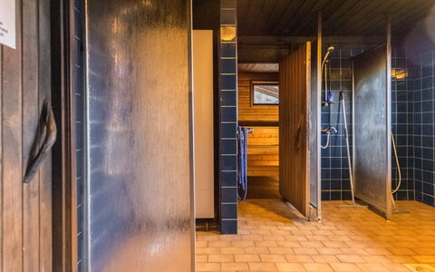 Myllylä: Bed, Meubilair, Slaapkamer, Interieur Ontwerp, Bedding, Laken, Flooring, Hout, Verdieping, Kamer