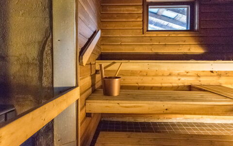 Myllylä: Bed, Meubilair, Slaapkamer, Interieur Ontwerp, Bedding, Laken, Flooring, Hout, Verdieping, Kamer