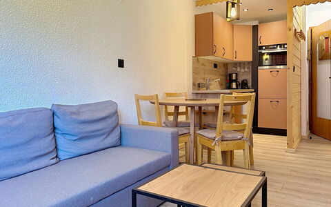 Tignes 310: Flooring, Interieur Ontwerp, Verdieping, Meubilair, Hout, Kamer, Plafond, Appartement, Woonkamer, Beits