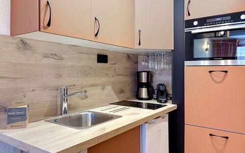 Tignes 310: Toestel Van De Keuken, Keuken, Countertop, Cabinetry, Major Appliance, Gootsteen, Huishoudapparatuur, Meubilair, Hout, Interieur Ontwerp