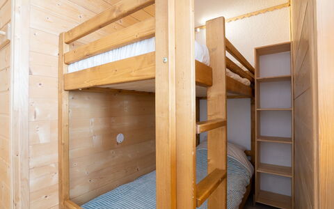 Tignes 310: Meubilair, Stellingen, Hout, Gebouw, Huis, Beits, Flooring, Plank, Rechthoek