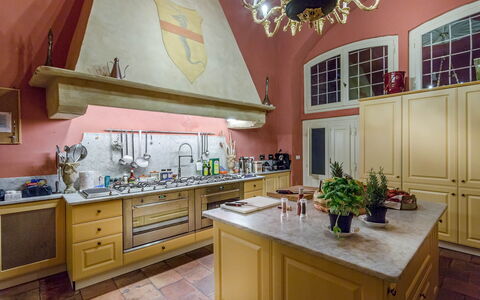Villa Cantignano: Countertop, Cabinetry, Eigendom, Meubilair, Keuken, Wastafel, Lade, Gebouw, Hout, Interieur Ontwerp