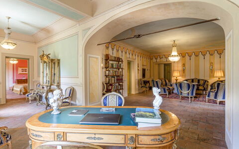 Villa Cantignano: Tafel, Meubilair, Eigendom, Fotolijst, Azure, Stoel, Gebouw, Hout, Woonkamer, Lade
