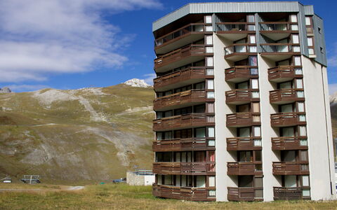 Tignes 315: Lucht, Wolk, Gebouw, Venster, Toren, Stedelijk Ontwerp, Gras, Blok Van De Toren, Condominium, Huis