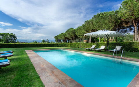 Villa Guamo: Water, Wolk, Lucht, Fabriek, Zwembad, Boom, Natuur, Blauw, Azure, Schaduw