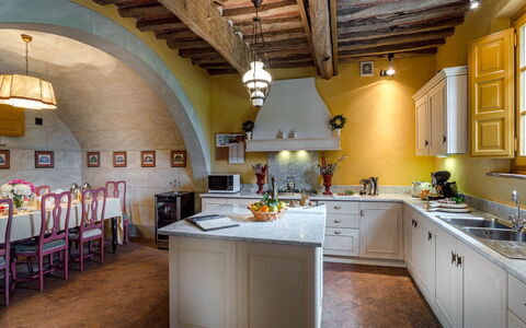 Villa Guamo: Cabinetry, Eigendom, Countertop, Wastafel, Hout, Architectuur, Gootsteen, Interieur Ontwerp, Keuken, Flooring