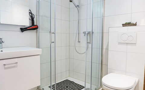 Schwendi 3: Badkamer, Loodgieterswerkinrichting, Flooring, Interieur Ontwerp, Verdieping, Toilet, Loodgieter, Wc Bril, Douche, Wastafel In De Badkamer