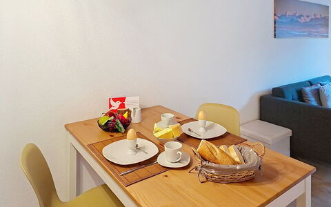 Schwendi 3: Meubilair, Flooring, Interieur Ontwerp, Hout, Verdieping, Tafel, Kamer, Keuken En Eettafel, Eetkamer, Stoel