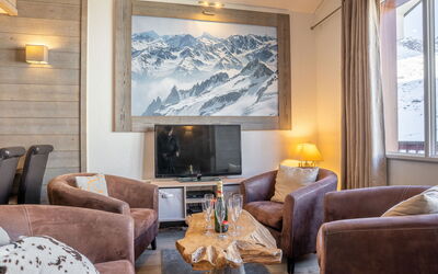 Rond Point des Pistes (Val Claret) 330.17: Bruin, Meubilair, Bankstel, Eigendom, Fotolijst, Comfort, Hout, Venster, Woonkamer, Verlichting