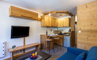 Rond Point des Pistes (Val Claret) 330.13: Tafel, Meubilair, Eigendom, Bankstel, Gebouw, Interieur Ontwerp, Comfort, Hout, Woonkamer, Verdieping