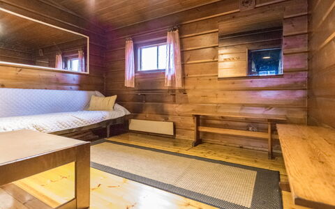 Metsäpirtti: Bed, Meubilair, Slaapkamer, Interieur Ontwerp, Bedding, Laken, Flooring, Hout, Verdieping, Kamer